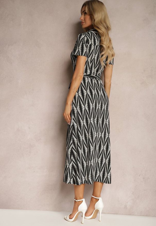 Renee - Czarna Koszulowa Sukienka z Materiałowym Paskiem i Guzikami z Geometrycznym Printem Usklea. Okazja: na co dzień. Kolor: czarny. Materiał: materiał. Wzór: nadruk, geometria. Typ sukienki: koszulowe. Styl: elegancki, casual