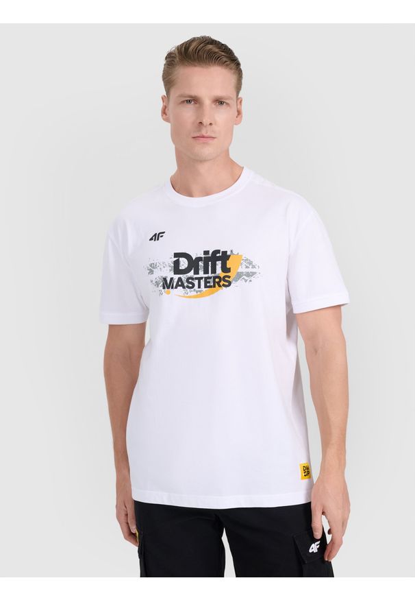 4f - 4F T-shirt regular z nadrukiem uniseks 4F x Drift Masters - biały XS. Okazja: na co dzień. Kolor: biały. Materiał: materiał, bawełna, jersey, dzianina. Długość rękawa: krótki rękaw. Długość: krótkie. Wzór: nadruk. Styl: sportowy, klasyczny, casual