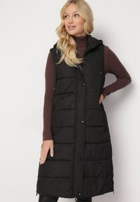 Born2be - Czarna Długa Kamizelka Bezrękawnik z Klasycznym Pikowaniem i Kapturem Shin. Typ kołnierza: golf. Kolor: czarny. Materiał: dzianina, jeans. Długość rękawa: bez rękawów. Długość: długie. Styl: klasyczny #5