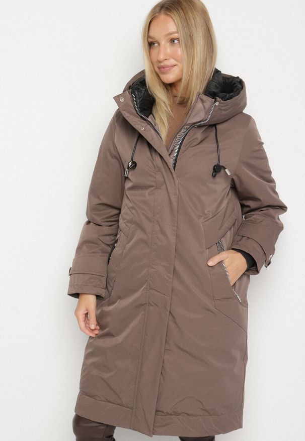 Born2be - Brązowa Pudełkowa Kurtka Typu Parka z Kapturem i Kieszeniami Kaithraea. Typ kołnierza: kaptur. Kolor: brązowy. Materiał: jeans. Sezon: zima. Styl: klasyczny, elegancki