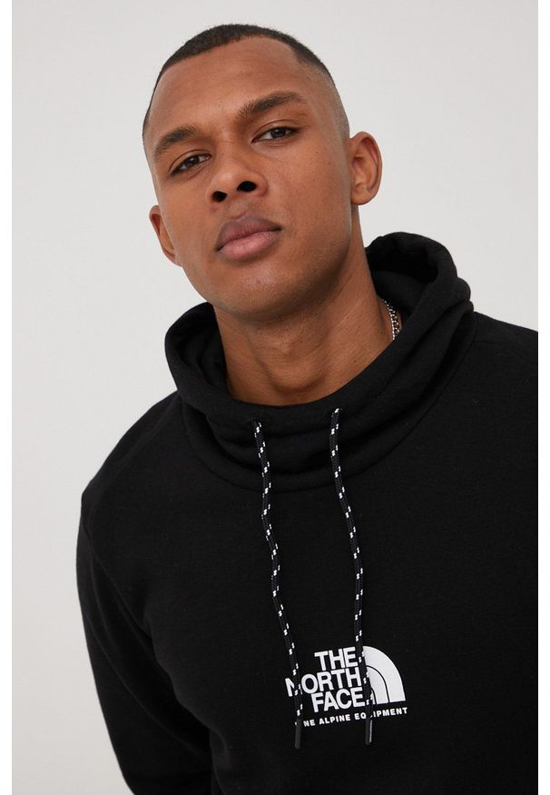 The North Face bluza bawełniana Black Box męska kolor czarny z kapturem z nadrukiem. Okazja: na co dzień. Typ kołnierza: kaptur. Kolor: czarny. Materiał: bawełna. Wzór: nadruk. Styl: casual