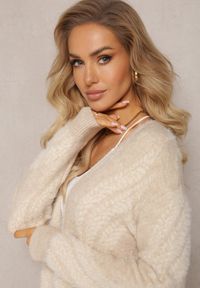 Renee - Jasnobeżowy Luźny Kardigan Niezapinany z Dłuższym Włosiem Karsta. Kolekcja: plus size. Kolor: beżowy. Materiał: dzianina. Długość: długie #4