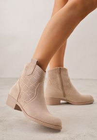 Born2be - Ciemnobeżowe Botki Ażurowe na Obcasie w Stylu Kowbojek Lalona. Okazja: na co dzień. Kolor: beżowy. Materiał: dzianina. Wzór: ażurowy. Obcas: na obcasie. Styl: casual. Wysokość obcasa: średni #3