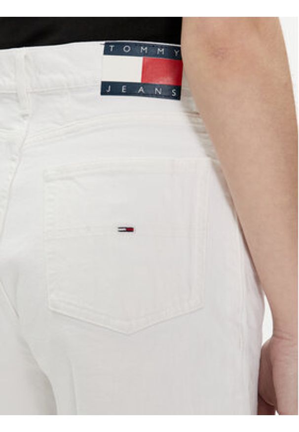 Tommy Jeans Szorty jeansowe DW0DW17636 Biały Mom Fit. Kolor: biały. Materiał: bawełna