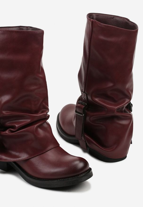 Born2be - Bordowe Botki z Wywiniętą Marszczoną Cholewką Typu Biker z Paskiem Olinessa. Okazja: na co dzień. Zapięcie: pasek. Kolor: czerwony. Materiał: skóra. Szerokość cholewki: normalna. Styl: elegancki, casual