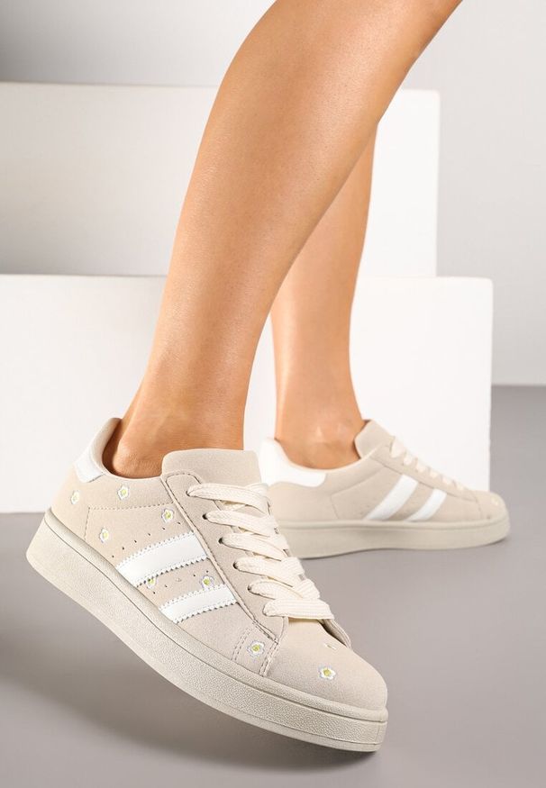 Born2be - Beżowe Sneakersy z Ozdobnymi Paskami i Haftowanymi Kwiatami Malunea. Okazja: na co dzień. Zapięcie: pasek. Kolor: beżowy. Materiał: jeans. Wzór: kwiaty, haft. Obcas: na obcasie. Wysokość obcasa: niski