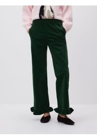 Reserved - Spodnie z falbanką - ciemnozielony. Kolor: zielony. Materiał: tkanina, bawełna #1