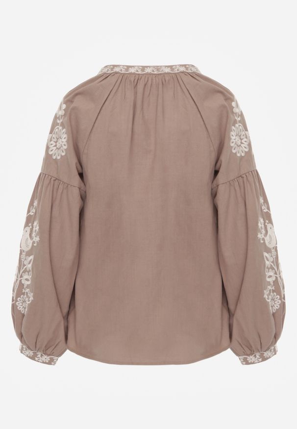 Renee - Beżowa Rustykalna Bluzka z Bawełny Zdobiona Haftem i Sznurkiem z Chwostami Marytea. Kolor: beżowy. Materiał: bawełna. Wzór: aplikacja, haft. Sezon: wiosna, lato. Styl: boho, elegancki