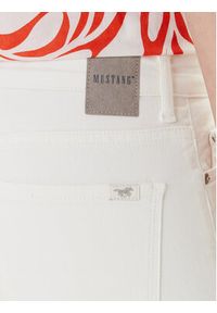 Mustang Jeansy Crosby 1016544 Biały Slim Fit. Kolor: biały