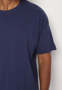 Born2be - Granatowa Koszulka T-shirt z Bawełny Fodarella. Okazja: na co dzień. Kolor: niebieski. Materiał: bawełna. Wzór: aplikacja. Styl: klasyczny, casual, elegancki #4