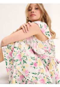 Sinsay - Wiskozowa kopertowa sukienka midi w kwiaty - kremowy. Kolor: kremowy. Materiał: wiskoza. Wzór: kwiaty. Typ sukienki: kopertowe. Długość: midi #1