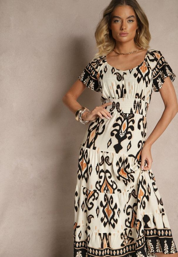 Renee - Jasnobeżowa Sukienka z Wiskozy Ozdobiona Geometrycznym Motywem Clevessa. Okazja: na co dzień, na spotkanie biznesowe. Kolor: beżowy. Materiał: wiskoza. Długość rękawa: krótki rękaw. Wzór: aplikacja, geometria. Styl: casual, elegancki, biznesowy