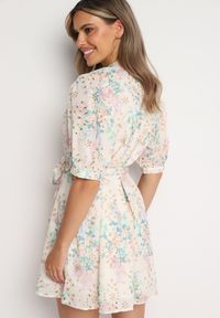 Born2be - Beżowo-Różowa Trapezowa Sukienka z Bufiastymi Rękawami i Materiałowym Paskiem Bernatia. Okazja: na co dzień, na imprezę. Typ kołnierza: dekolt w serek. Kolor: beżowy. Materiał: materiał. Wzór: aplikacja, kwiaty. Sezon: wiosna, lato. Typ sukienki: trapezowe. Styl: casual, elegancki #2