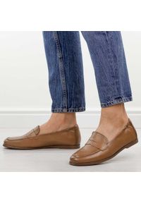 Camelowe skórzane mokasyny damskie Vinceza 18121. Okazja: na co dzień. Nosek buta: okrągły. Materiał: skóra. Szerokość cholewki: normalna. Sezon: wiosna, jesień. Styl: casual, elegancki, klasyczny #1