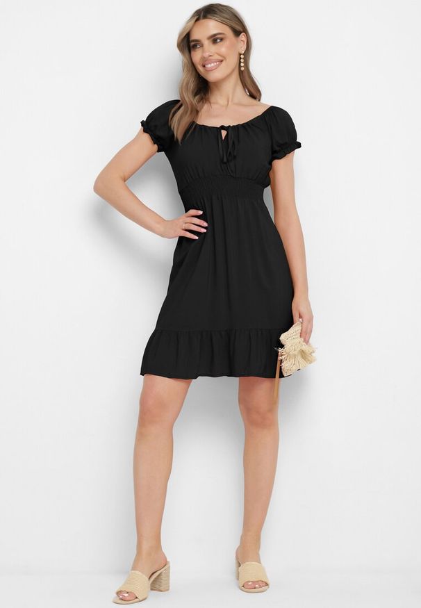 Born2be - Czarna Wiskozowa Sukienka z Gumkami w Pasie Ściągana przy Dekolcie z Falbanką Tiimamla. Okazja: na co dzień. Kolor: czarny. Materiał: wiskoza. Długość rękawa: krótki rękaw. Sezon: wiosna, lato. Typ sukienki: proste. Styl: casual