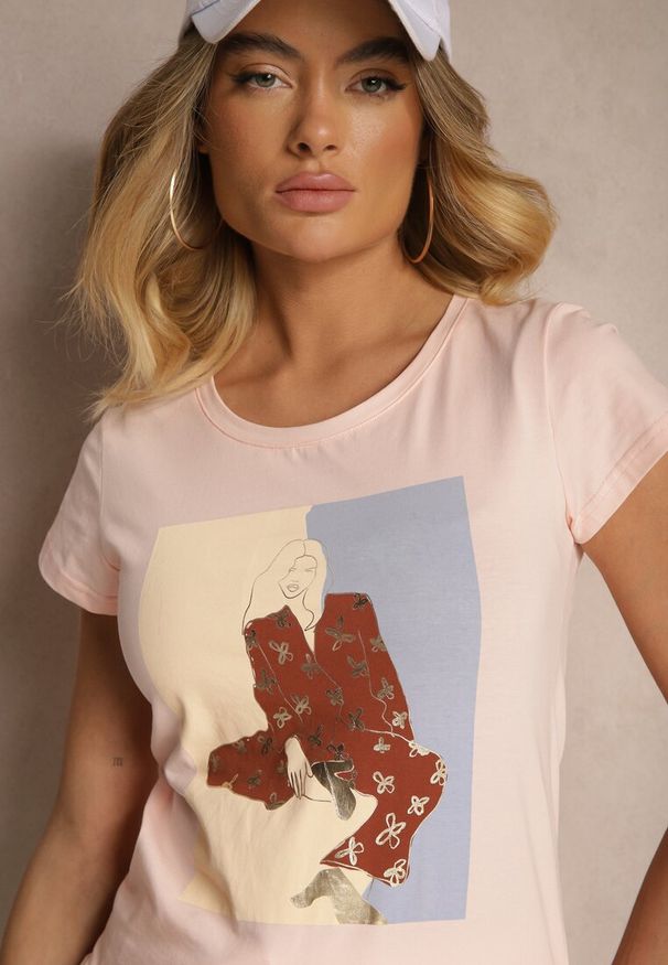 Renee - Jasnoróżowy T-shirt z Bawełny Zdobiony Nadrukiem Aizana. Okazja: na co dzień. Kolor: różowy. Materiał: bawełna. Wzór: aplikacja, nadruk. Styl: casual