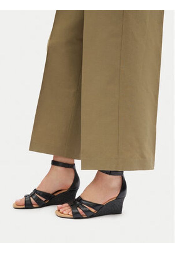 Clarks Sandały Kyarra Joy 26171242 Czarny. Kolor: czarny. Materiał: skóra