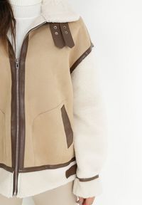 Born2be - Beżowa Kurtka Pilotka ze Sztucznym Barankowym Futerkiem Northe. Okazja: na co dzień. Kolor: beżowy. Materiał: futro. Długość rękawa: długi rękaw. Długość: długie. Styl: klasyczny, casual, elegancki #7