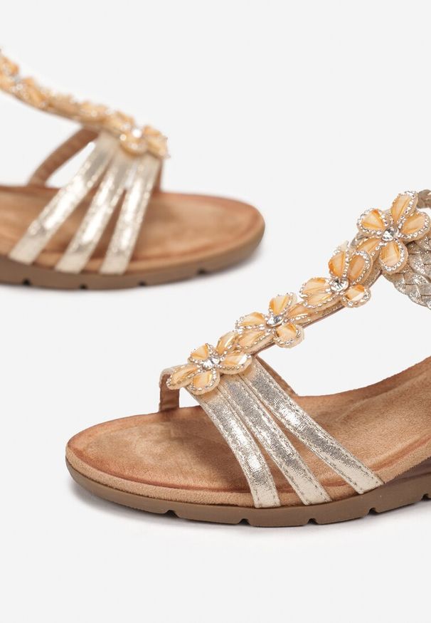 Renee - Złote Sandały w Stylu Boho z Plecionymi Paskami i Cyrkoniami na Koturnie Misolle. Zapięcie: pasek. Kolor: złoty. Wzór: kwiaty. Obcas: na koturnie. Styl: boho
