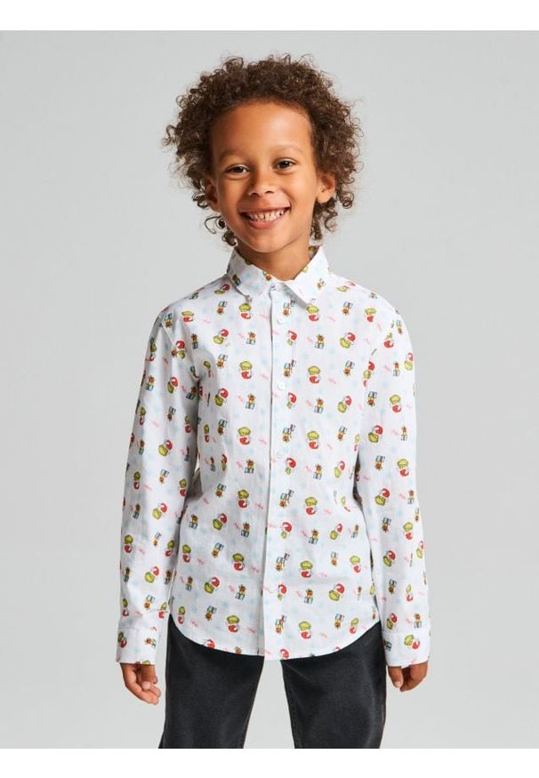 Sinsay - Klasyczna koszula Grinch - biały. Kolor: biały. Styl: klasyczny