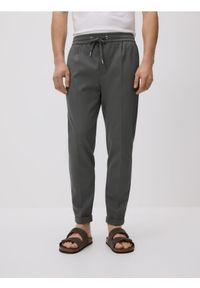 Reserved - Spodnie regular z włóknem bambusowym - zielony. Kolor: zielony. Materiał: włókno
