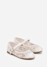 Born2be - Białe Siateczkowe Balerinki z Paskiem z Klamerką Zdobione Kwiatowym Haftem Canlea. Okazja: na spacer, na co dzień, na uczelnię, na imprezę. Zapięcie: pasek. Kolor: biały. Materiał: jeans. Wzór: aplikacja, haft, kwiaty. Styl: casual #5