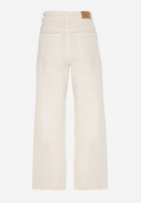 Born2be - Jasnobeżowe Jeansy o Szerokim Fasonie z Wysokim Stanem i Surowymi Krawędziami Cattia. Okazja: na co dzień. Stan: podwyższony. Kolor: beżowy. Styl: casual #3