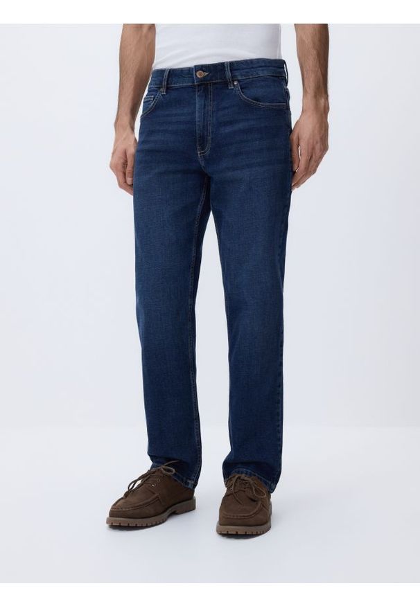 Reserved - Jeansy straight fit - granatowy. Kolor: niebieski