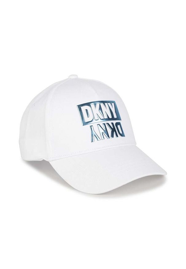 DKNY - Dkny czapka z daszkiem bawełniana dziecięca kolor biały z nadrukiem. Kolor: biały. Materiał: bawełna. Wzór: nadruk