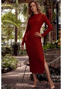 Sukienki.shop - Sukienka dzianinowa długa dopasowana z rozcięciem czarna. Kolor: czarny. Materiał: dzianina. Sezon: zima, jesień. Długość: maxi #3