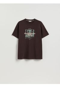 Reserved - T-shirt regular z nadrukiem - brązowy. Kolor: brązowy. Materiał: bawełna, dzianina. Wzór: nadruk #1
