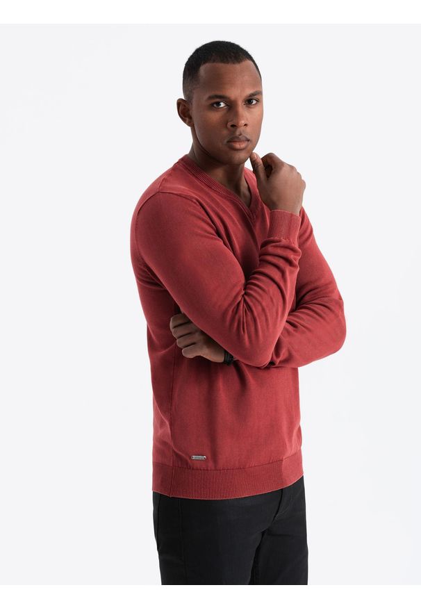 Ombre Clothing - Sweter męski washowany z dekoltem w serek - czerwony V3 - Rozmiar: S. Typ kołnierza: dekolt w serek. Kolor: czerwony. Materiał: bawełna