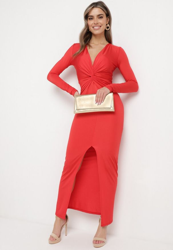 Born2be - Czerwona Sukienka Koktajlowa z Ozdobnym Supełkiem i Rozcięciem Tefeti. Okazja: na imprezę. Typ kołnierza: dekolt w kształcie V. Kolor: czerwony. Typ sukienki: dopasowane. Styl: wizytowy