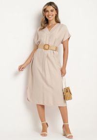 Born2be - Jasnobeżowa Wiskozowa Sukienka z Paskiem Ozdobionym Plecionką i Klamrą Mlevena. Typ kołnierza: dekolt w kształcie V. Kolekcja: plus size. Kolor: beżowy. Materiał: wiskoza. Długość rękawa: krótki rękaw. Wzór: aplikacja. Typ sukienki: dla puszystych. Styl: elegancki #7