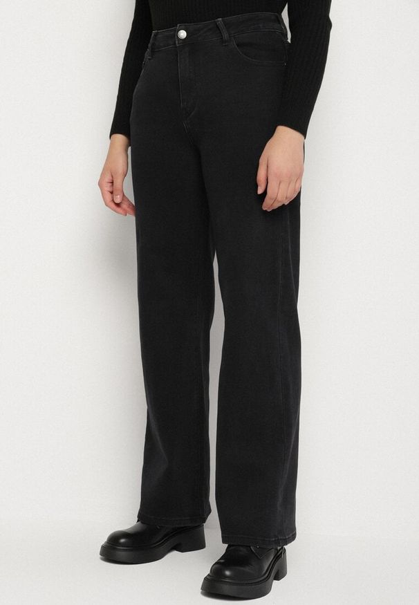 Born2be - Czarne Jeansy o Szerokim Kroju z Regularnym Stanem Isomara. Okazja: na co dzień. Kolor: czarny. Styl: casual, elegancki