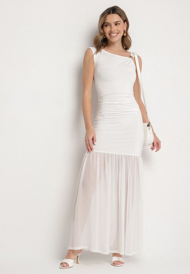 Born2be - Biała Koktajlowa Sukienka z Wiskozą Ozdobiona Marszczeniem Galapina. Okazja: na imprezę. Kolor: biały. Materiał: wiskoza. Wzór: aplikacja. Styl: wizytowy