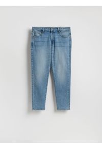 Reserved - Jeansy carrot slim z efektem sprania - niebieski. Kolor: niebieski