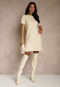 Renee - Jasnobeżowa Sweterkowa Sukienka Trapezowa z Perełkami przy Dekolcie i Kieszeniach Fenatusa. Okazja: na co dzień. Kolor: beżowy. Materiał: jeans. Typ sukienki: trapezowe. Styl: casual #5