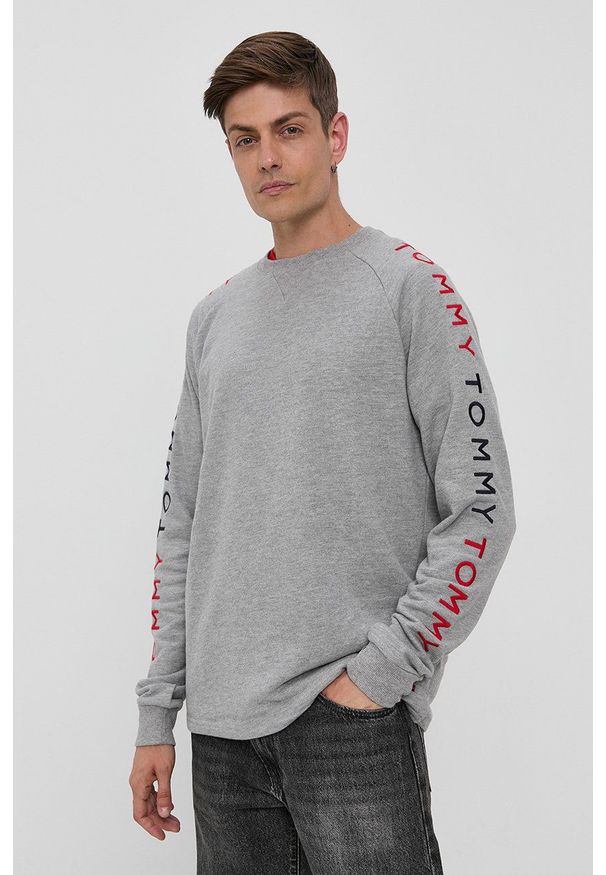 TOMMY HILFIGER - Tommy Hilfiger Bluza męska kolor szary z aplikacją. Okazja: na co dzień. Kolor: szary. Materiał: materiał, bawełna. Długość rękawa: raglanowy rękaw. Wzór: aplikacja. Styl: casual