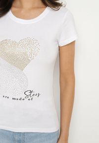 Born2be - Biały Bawełniany T-shirt Ozdobiony Cyrkoniami i Napisem Divera. Okazja: na co dzień. Kolor: biały. Materiał: bawełna. Wzór: napisy, aplikacja. Styl: klasyczny, casual #3