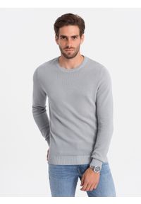 Ombre Clothing - Sweter męski z teksturą i półokrągłym dekoltem - jasnoszary V5 OM-SWSW-0104 - XXL. Kolor: szary. Materiał: bawełna, akryl. Długość rękawa: długi rękaw. Długość: długie. Wzór: aplikacja #5
