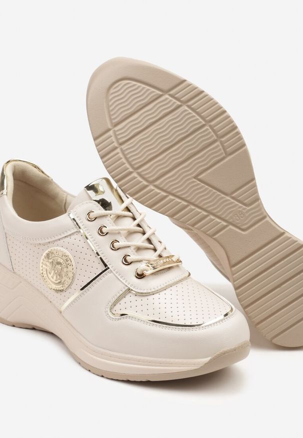 Renee - Beżowe Sneakersy Ozdobione Metalicznymi Aplikacjami Hellevia. Okazja: na co dzień. Kolor: beżowy. Materiał: jeans. Wzór: aplikacja