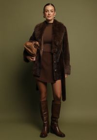 Born2be - Brązowa Kurtka Futerko z Wiązanym Paskiem Ozdobnymi Mankietami i Kołnierzem Coellame. Okazja: na co dzień. Kolor: brązowy. Materiał: futro. Styl: klasyczny, casual, elegancki #5