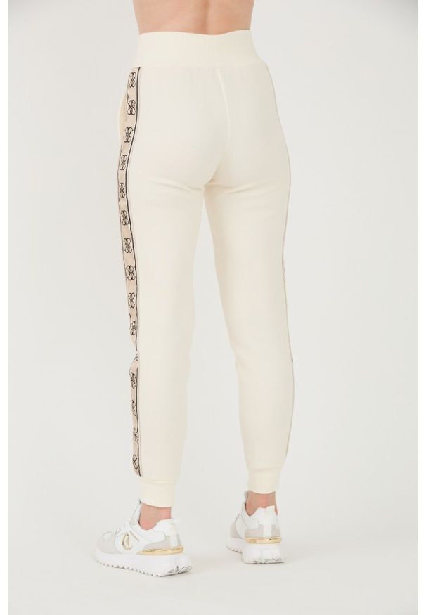 Guess - GUESS Beżowe spodnie dresowe Britney Jogger. Kolor: beżowy. Materiał: dresówka