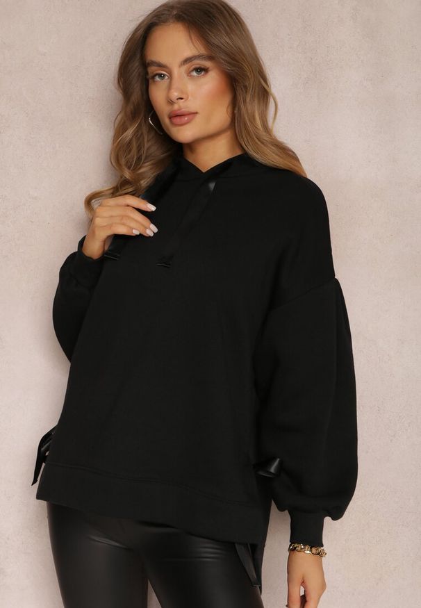 Renee - Czarna Bluza Oversize z Kapturem Liiza. Okazja: na co dzień. Typ kołnierza: kaptur. Kolor: czarny. Materiał: tkanina, polar, bawełna. Wzór: jednolity. Styl: casual
