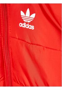 Adidas - adidas Kurtka puchowa adicolor HK7452 Czerwony Regular Fit. Kolor: czerwony. Materiał: syntetyk