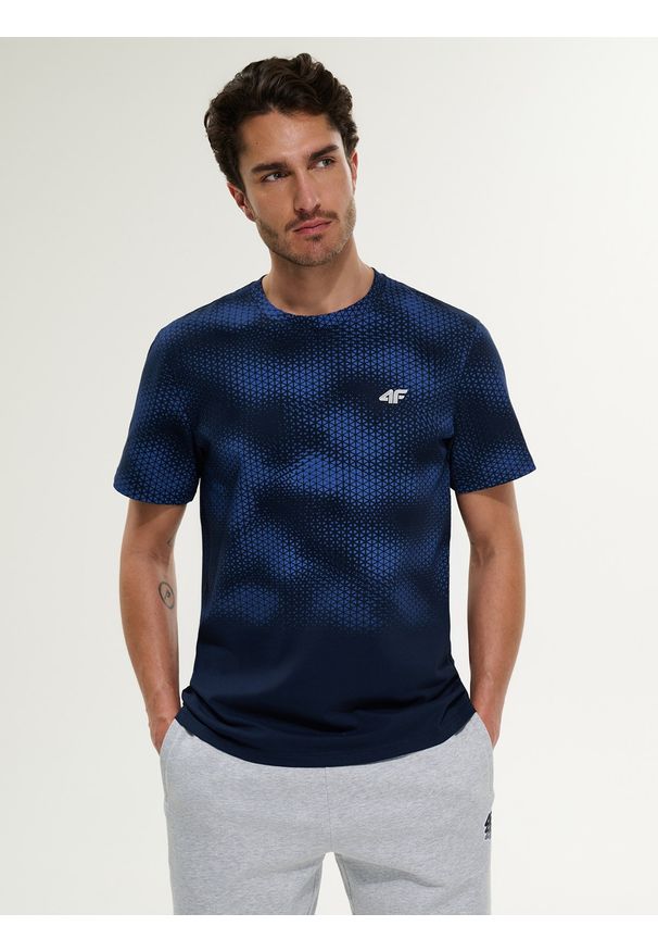 4f - 4F T-shirt regular z nadrukiem męski - granatowy S. Okazja: na co dzień. Kolor: niebieski. Materiał: jeans, dresówka, bawełna, dzianina. Wzór: nadruk. Styl: casual, klasyczny