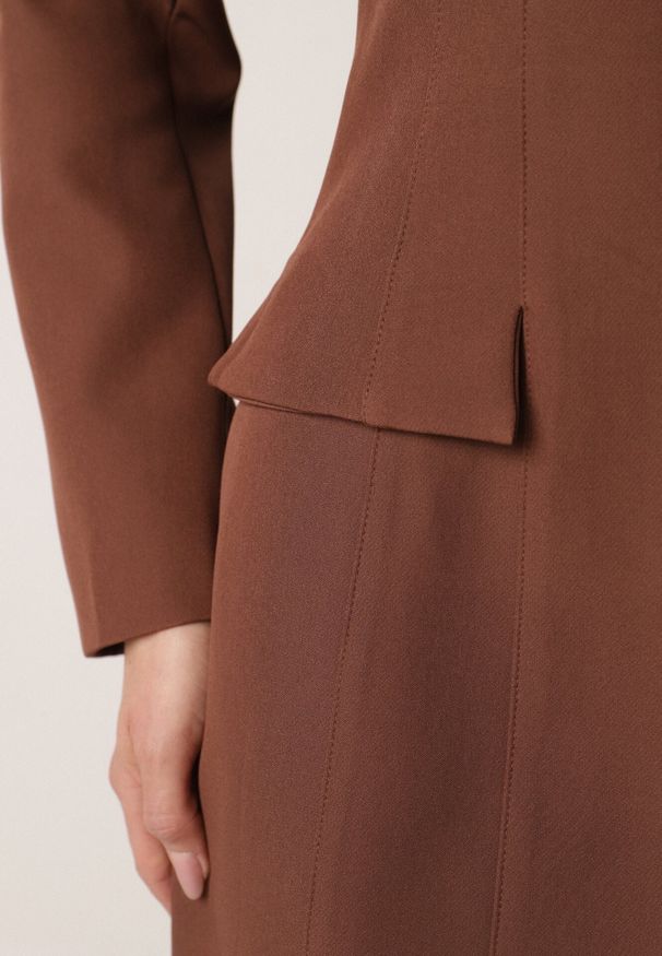 Born2be - Brązowa Elegancka Sukienka VICES o Trapezowym Kroju z Imitacją Kieszeni Amaliete. Okazja: na spotkanie biznesowe. Kolor: brązowy. Typ sukienki: trapezowe. Styl: elegancki