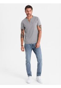 Ombre Clothing - Męski t-shirt z dekoltem na guziki i zamszowym wykończeniem – szary V3. Okazja: na co dzień. Kolor: szary. Materiał: zamsz. Wzór: gładki. Styl: klasyczny, casual #6
