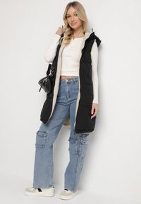 Born2be - Czarna Pikowana Kamizelka Dwustronna z Futerkiem Typu Baranek i Kapturem Lertiala. Okazja: na co dzień. Kolor: czarny. Materiał: futro. Wzór: aplikacja. Styl: casual, elegancki, klasyczny #3